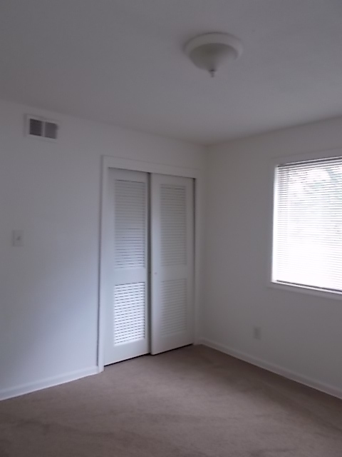 2 beds, 1 bath, $800, Unit #5