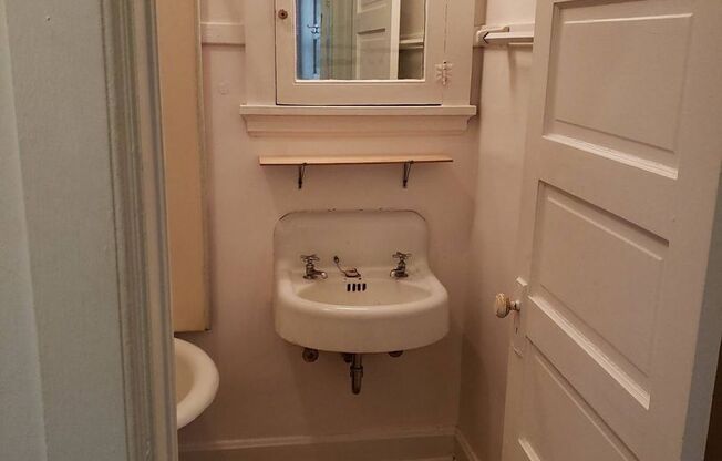 1 bed, 1 bath, $580, Unit Q-1