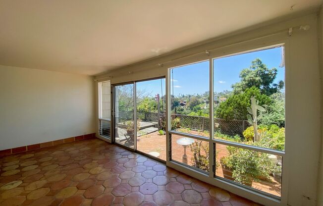 Serene Burlingame Retreat: 2+ Bedroom Home with Canyon Views