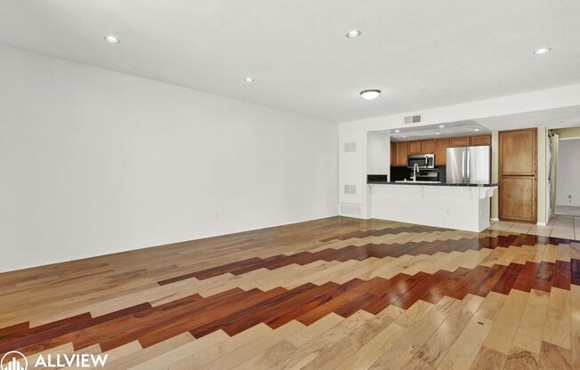 *MOVE-IN SPECIAL $100 OFF FIRST MONTH'S RENT*   Stylish Downstairs 2-Bedroom Corner Unit in Scripps Ranch