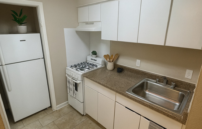 Studio, 1 bath, 325 sqft, $1,000, Unit 112A