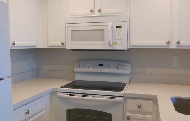 ONE BEDROOM ONE BATHROOM!! Waterfront Community!!