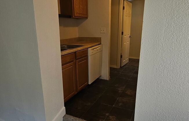 2 beds, 1 bath, $775