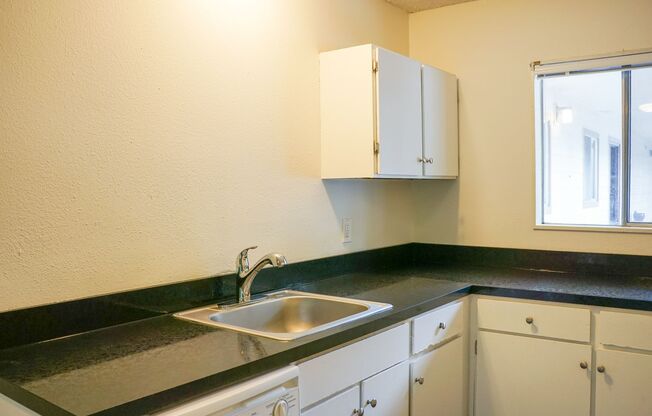 Bright 2nd Floor 1Bed w/Private Balcony-Blocks from OHSU!