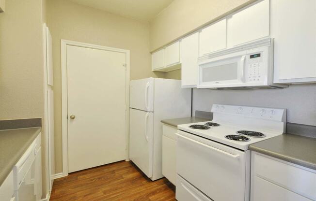 Contemporary Kitchen at Stoneleigh on Cartwright Apartments, J Street Property Services, Mesquite, TX