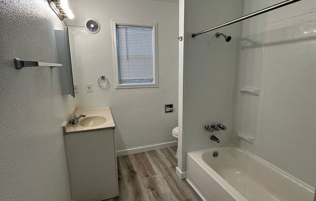 2 beds, 1 bath, 900 sqft, $1,395, Unit 37
