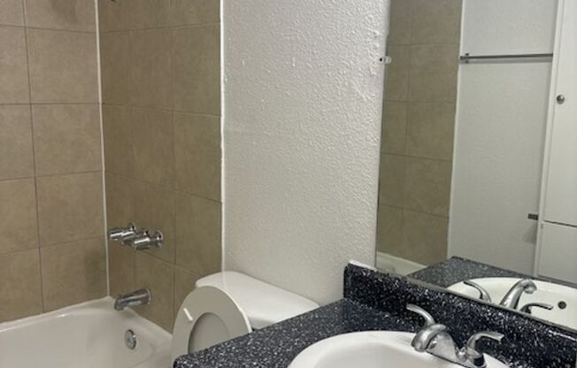 2 beds, 1 bath, 853 sqft, $1,425, Unit 433