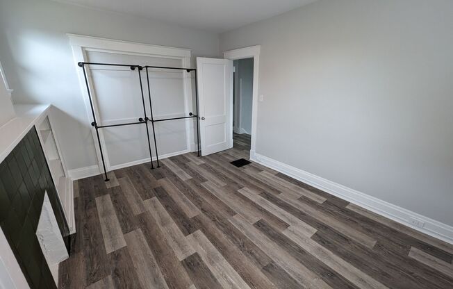 4 beds, 1 bath, $2,400, Unit 3921 Spencer Ave Apt #2