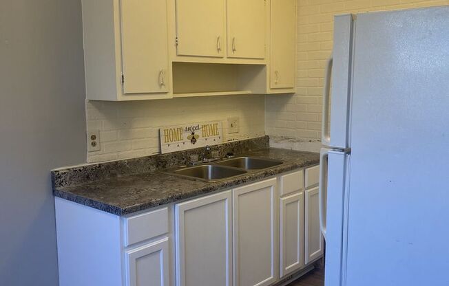 1 bed, 1 bath, 576 sqft, $850, Unit 2206 McGuffey Rd