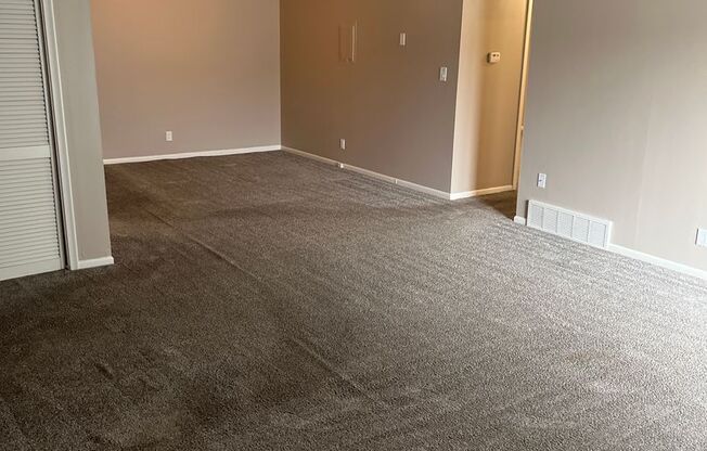 2 beds, 1 bath, 948 sqft, $1,179, Unit 032