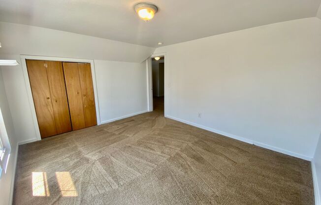 3 beds, 1 bath, $1,300, Unit 3