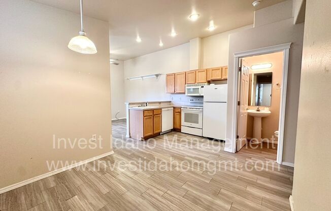 2 beds, 2 baths, 950 sqft, $1,250, Unit B