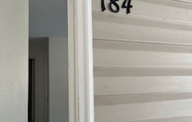 2 beds, 1 bath, 940 sqft, $1,100, Unit 184L