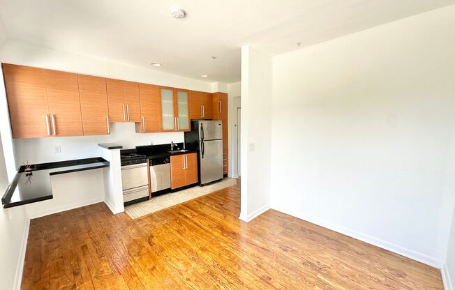 Modern 1-Bed 10Bath in South Beach, steps from Lincoln Road: available now @ 1,850.00 $