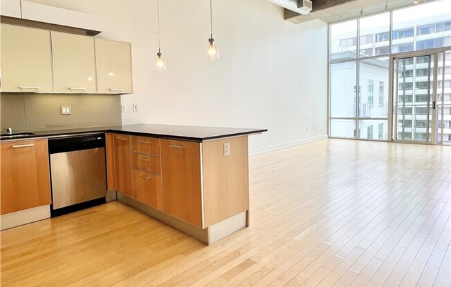 1 bed, 1 bath, 800 sqft, $2,700
