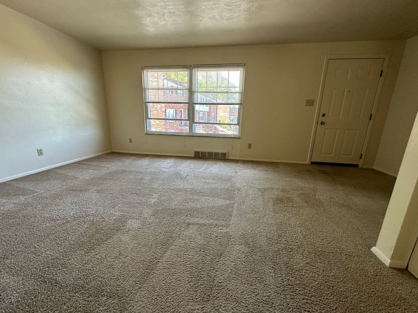 Tremendous Townhome in Plum with a Huge Primary Bedroom! Back Patio and Yard! CALL TODAY!