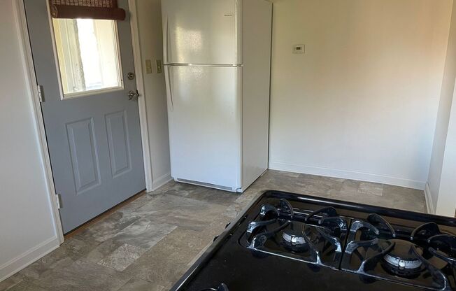 1 bed, 1 bath, $1,000, Unit 38B Middle Spring Road