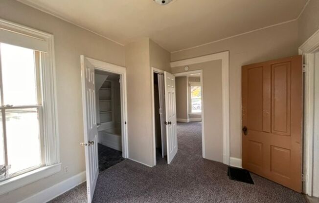 2 beds, 1 bath, 700 sqft, $825, Unit Unit 1