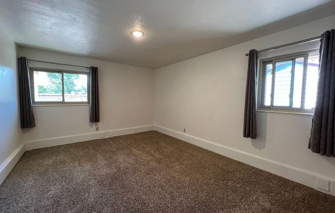 4 Bed 2 Bath House, Walking distance to CMU and St. Mary's Hospital.