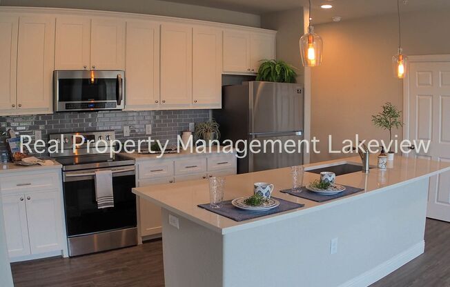 3 beds, 2.5 baths, 1,420 sqft, $1,950, Unit Unit 202