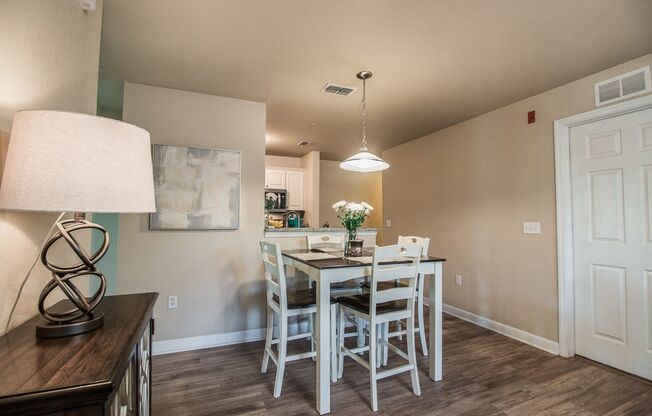 Oxford Terrace II: 4/4 luxury apartment just 3 blocks from UF & 1 block from Sorority Row. Now Renting for Fall 2026!