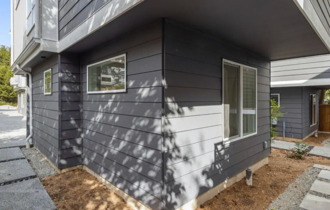 911-B and 913-B N 98th St, Seattle, WA 98103