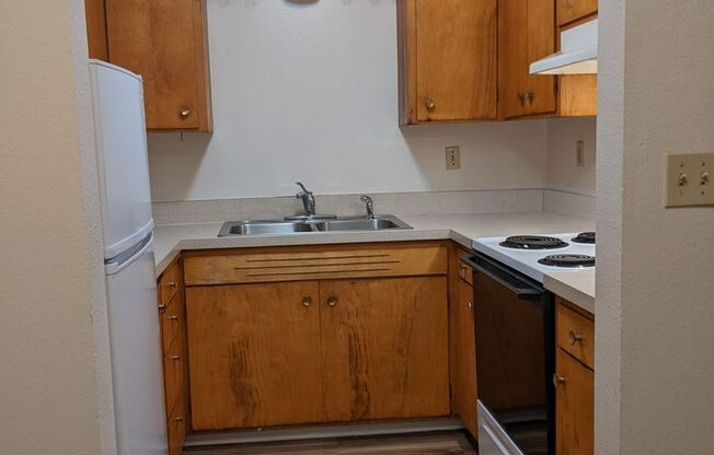 2 beds, 1 bath, $1,295, Unit 09