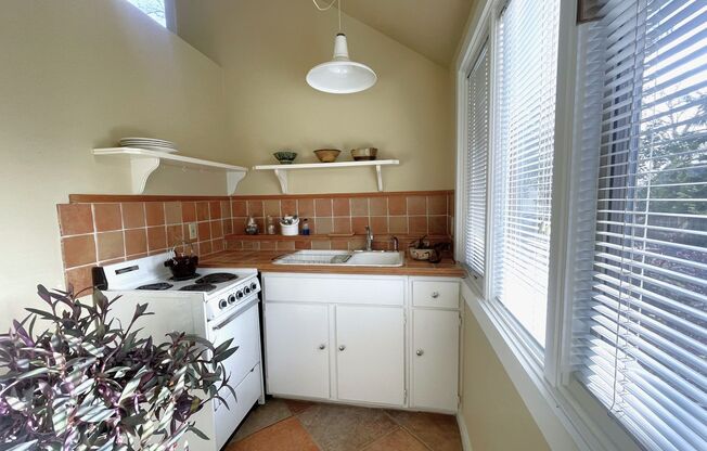 Charming Cottage for Rent Near UT