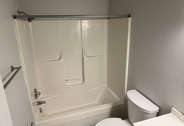 2 beds, 1 bath, 855 sqft, $1,049, Unit 3338-23