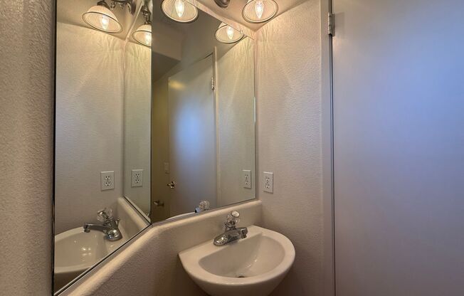 Stunning 2B/2.5BA house available for lease in Mira Mesa!