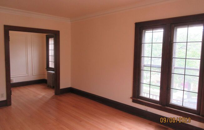 Available June 2024 Gorgeous 1-bedroom Corner Apartment in Shorewood with Free Heat/Water