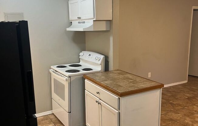 1 bed, 1 bath, $650, Unit 7 LRE#9