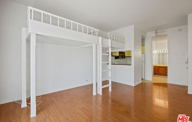 Studio, 1 bath, 388 sqft, $2,200, Unit 522