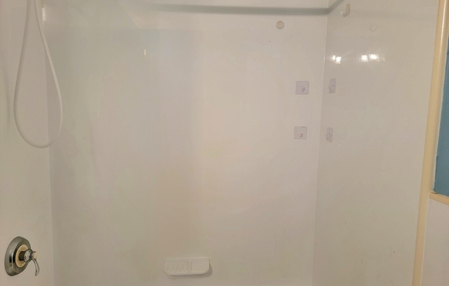 2 beds, 1 bath, 1,093 sqft, $2,400, Unit 1011