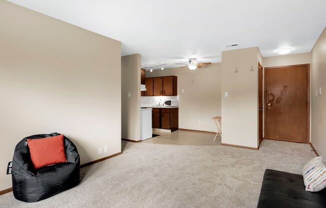 2 beds, 1 bath, 810 sqft, $949, Unit 4317-16