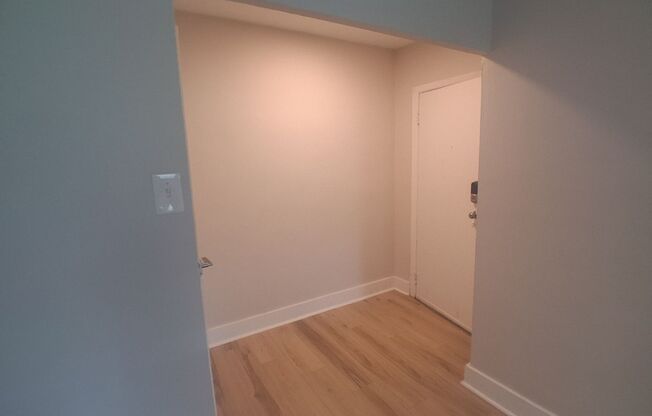 2 beds, 1 bath, 1,000 sqft, $1,295, Unit 6244 Oakland Ave #301