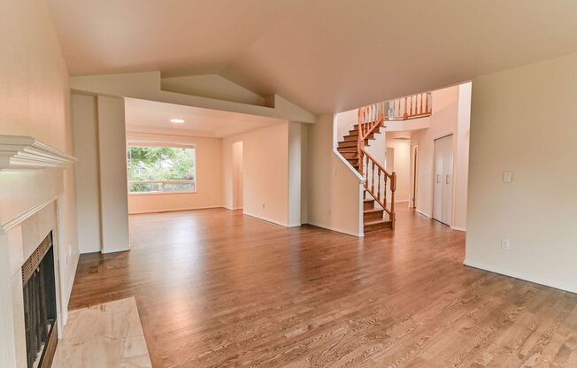 Beautiful 3 Bed 2.5 Bath + Den Home in Kent