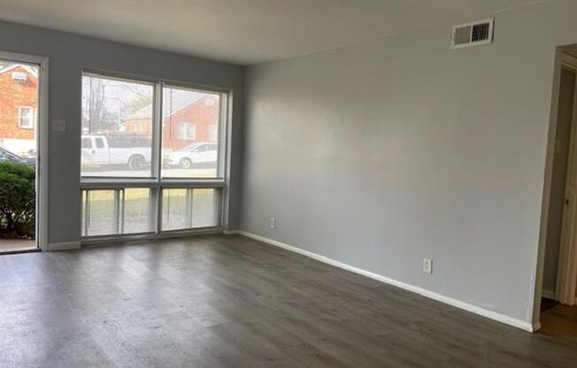 2 beds, 1 bath, 900 sqft, $925, Unit 3648 Edmundson Road Unit #1