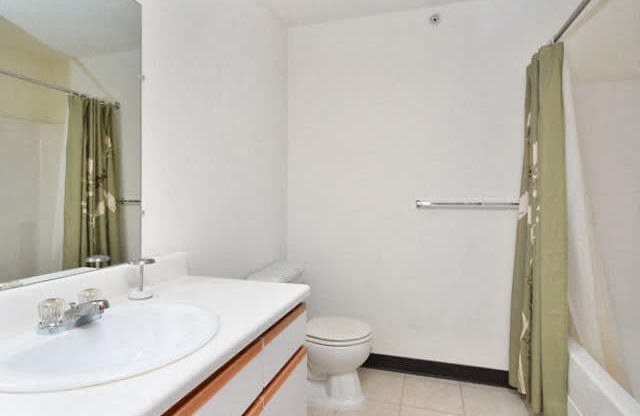 Luxurious Bathrooms at Ross Estates  Apartments, MRD Conventional, Oklahoma, 73505