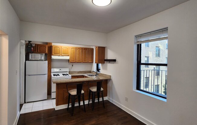 2 beds, 1 bath, $2,500, Unit 3E