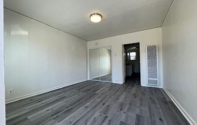 Quaint Studio, Freshly Painted, with modern fixtures, with front and back entrance,