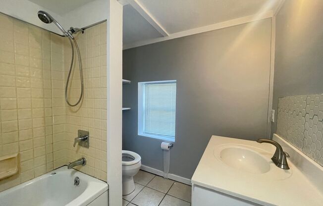 2 beds, 1 bath, $1,600