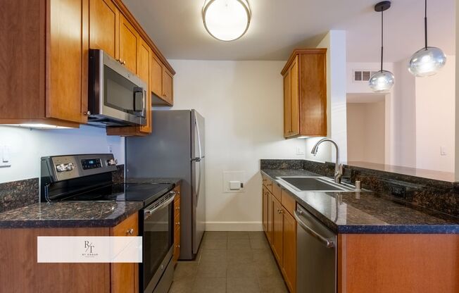 Cozy & Comfortable 2 Bedroom, 2 Bath Home Near UCLA. 6 Month term Available