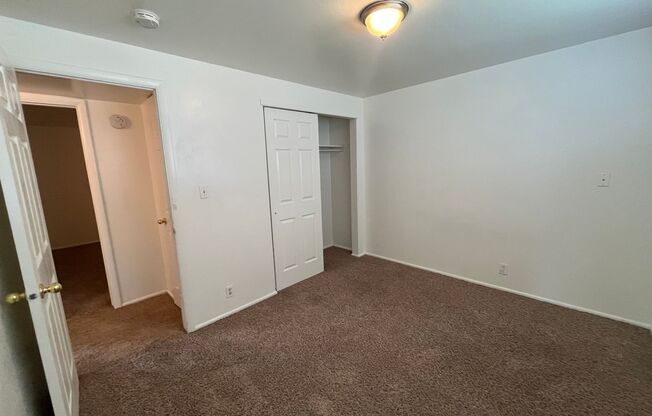 2 beds, 1 bath, $1,195, Unit CREC 4 Plex - 1433