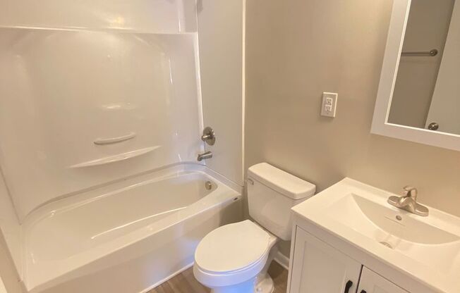 2 beds, 1.5 baths, 832 sqft, $1,150, Unit 873 Oakwood Villa