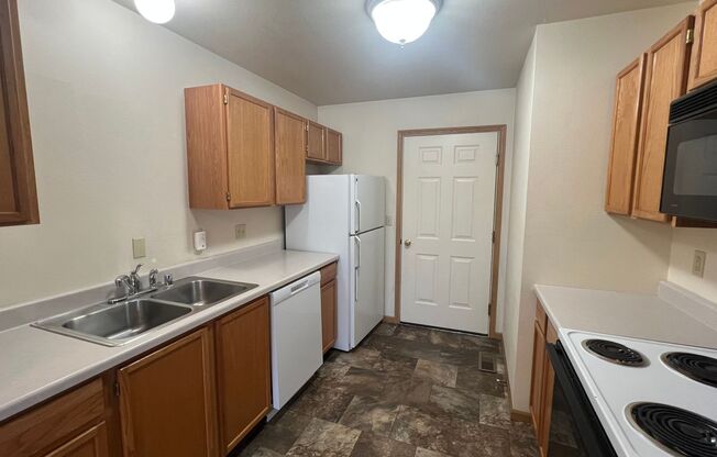 Bright & Convenient Townhouse Living!