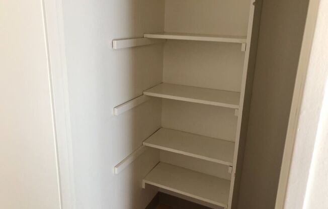 2 beds, 1 bath, 850 sqft, $1,175, Unit 39