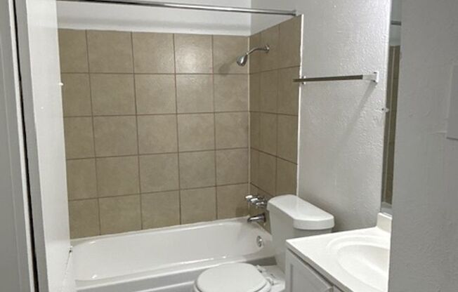 2 beds, 1 bath, 853 sqft, $1,425, Unit 631