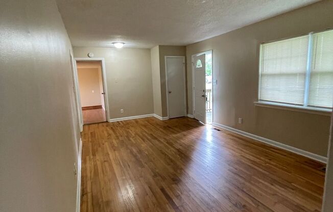 Centrally Located 3/1.5 near the airport and Hamilton Place mall