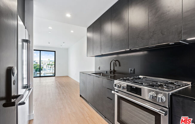 2 beds, 2 baths, 835 sqft, $4,700, Unit 533